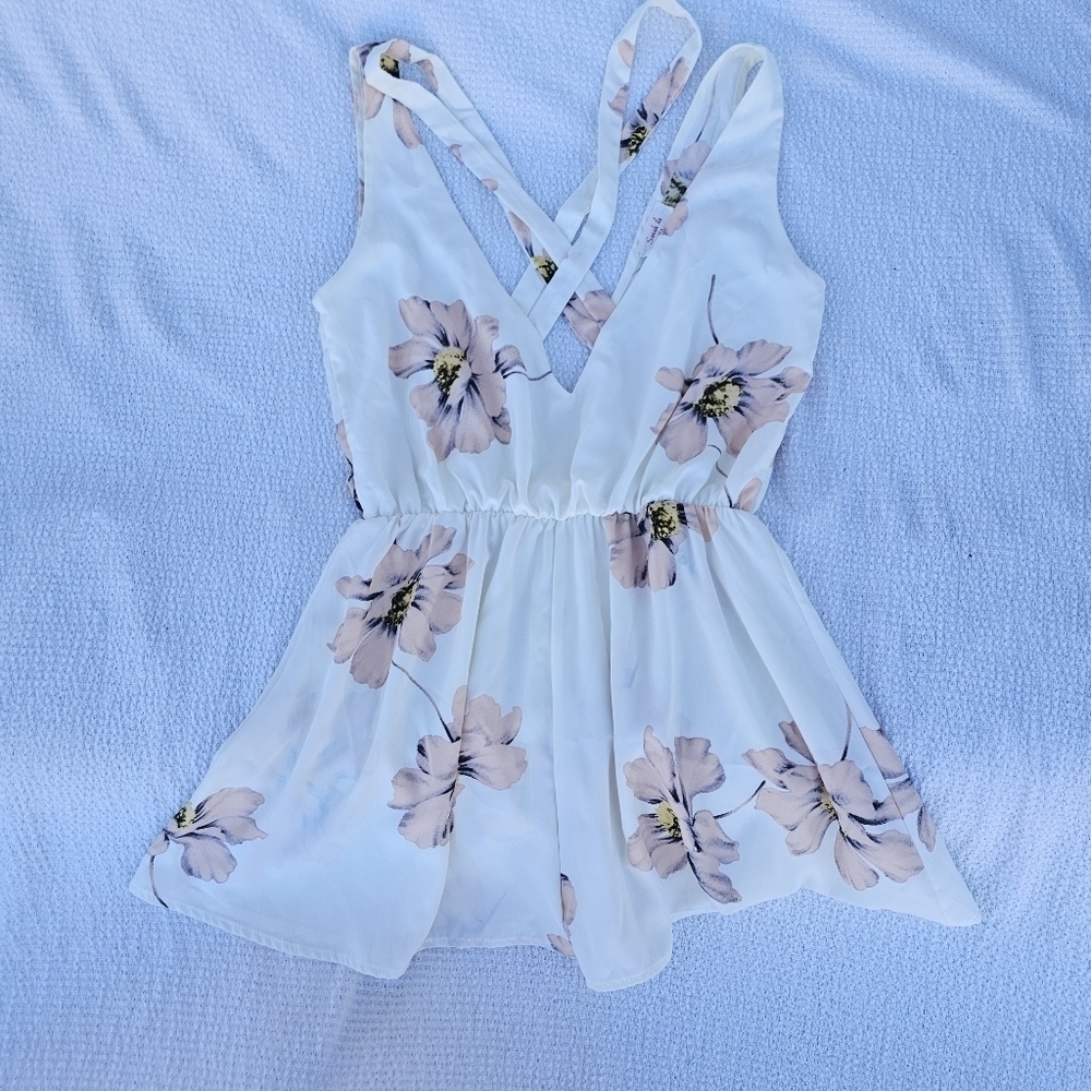 Sarah la USA Floral Crisscross Straps Deep V Romper size medium